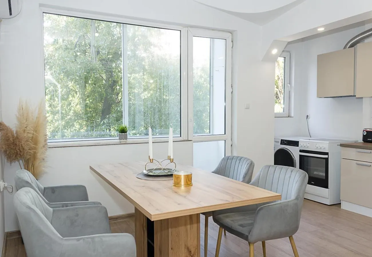 Bright 2-Bedroom Apartment Near Varna City Center 保加利亚